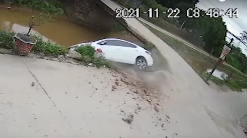 Un chauffard rate son virage et tombe dans une rivière (Vidéo)